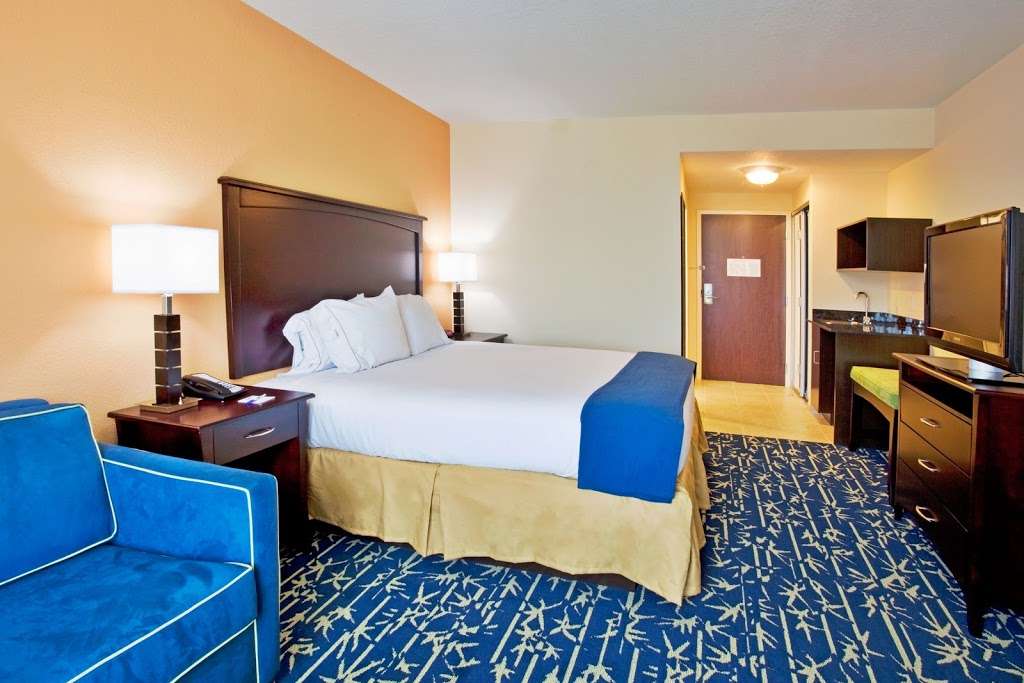 Holiday Inn Express & Suites Orlando - Apopka | 238 S Line Dr, Apopka, FL 32703, USA | Phone: (407) 880-7868