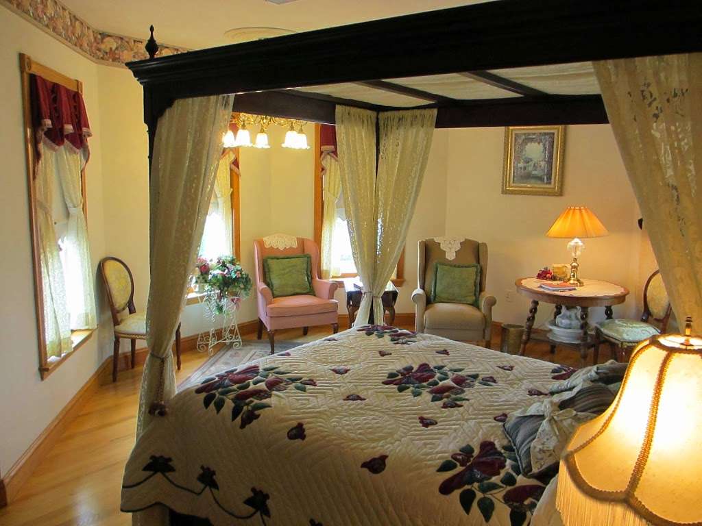 Hurst House Bed and Breakfast | 154 E Farmersville Rd, Ephrata, PA 17522, USA | Phone: (717) 355-5151