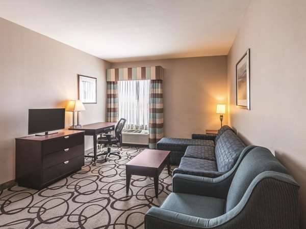 La Quinta Inn & Suites by Wyndham Fort Worth - Lake Worth | 5800 Quebec St, Fort Worth, TX 76135, USA | Phone: (817) 900-3814
