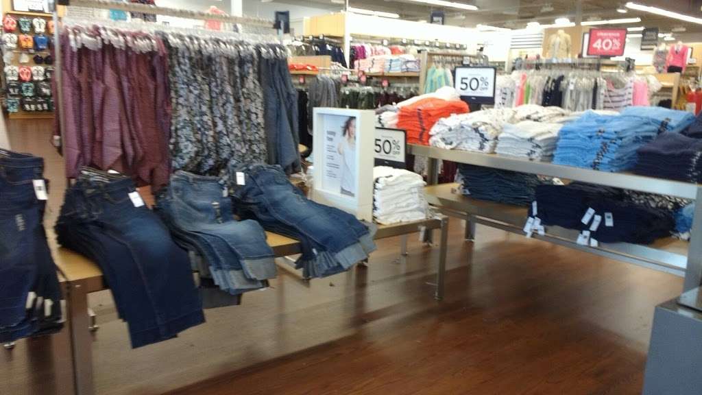 Gap Outlet | KANSAS CITY LEGENDS, 1829 Village West Pkwy, Kansas City, KS 66111, USA | Phone: (913) 788-8740