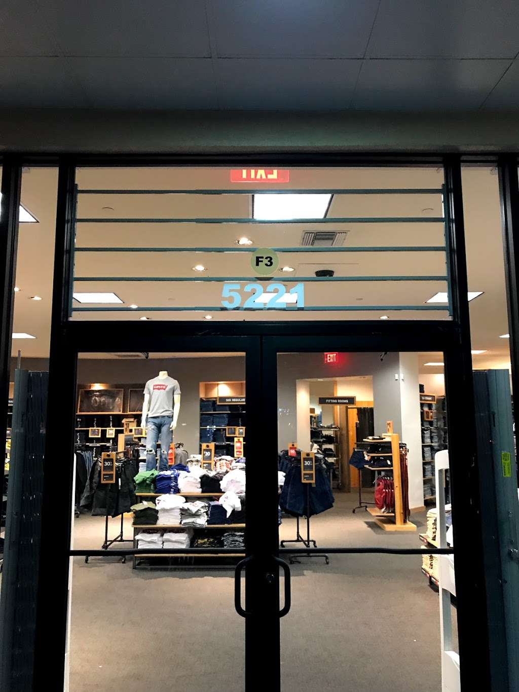 Levis Outlet Store at Outlet Marketplace | 5221 International Dr Suite D3, Orlando, FL 32819 | Phone: (407) 351-7721