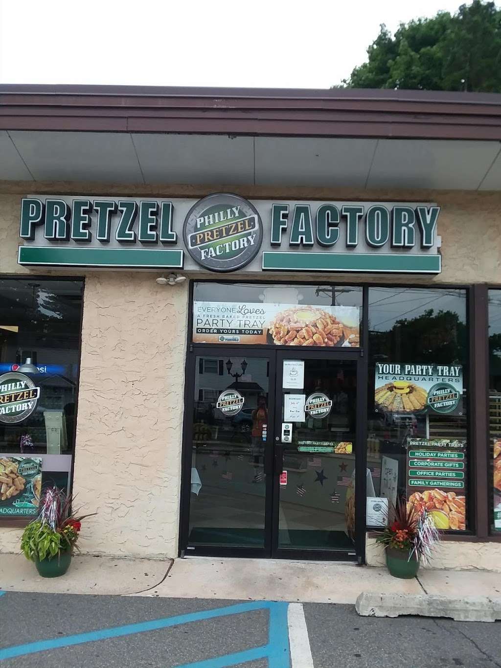 Philly Pretzel Factory | 960 Amboy Ave, Edison, NJ 08837, USA | Phone: (732) 225-4567