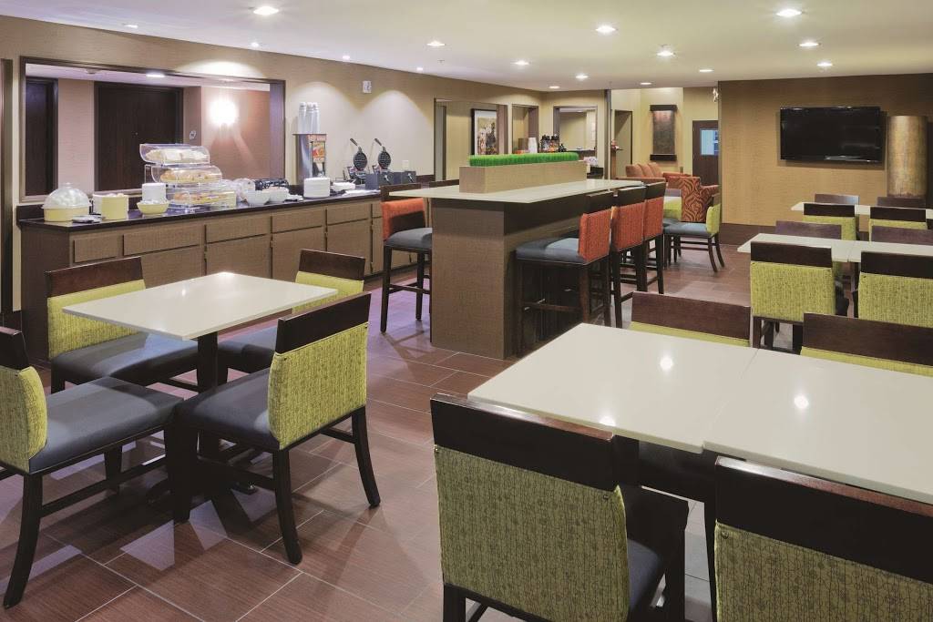 La Quinta Inn & Suites by Wyndham Las Vegas Tropicana | 4975 S Valley View Blvd, Las Vegas, NV 89118, USA | Phone: (702) 798-7736