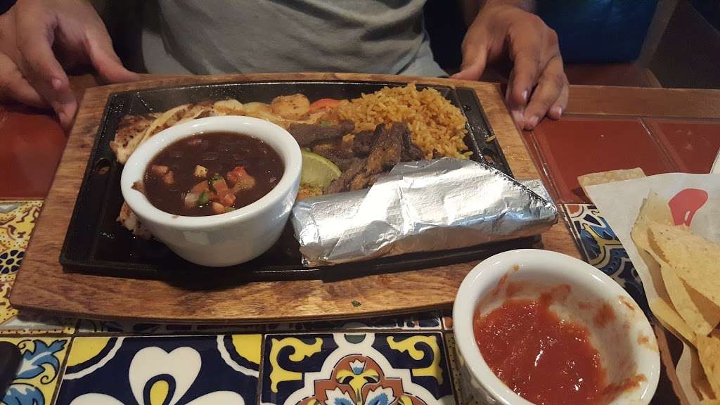 Chilis Grill & Bar | 620 Randall Road, South St, South Elgin, IL 60177, USA | Phone: (847) 841-8708
