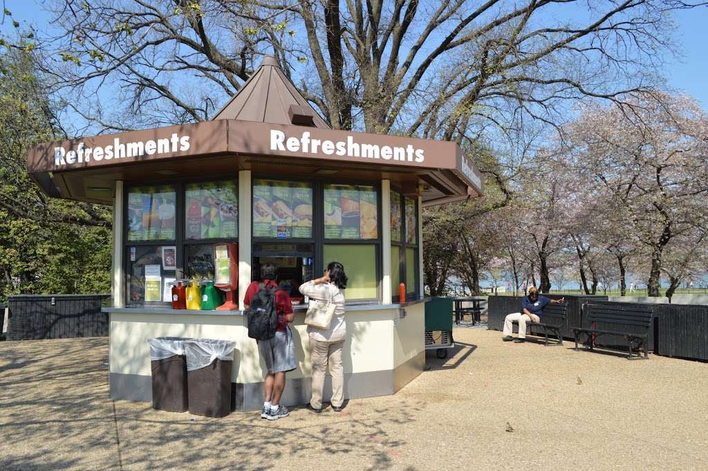 Jefferson memorial refreshments | 15 E Basin Dr SW, Washington, DC 20242, USA