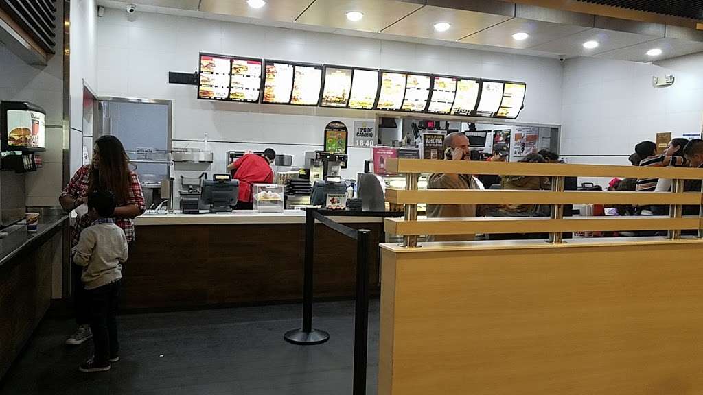 Carls Jr. | Centro Comercial Pacífico, Lib. Sur 7501, Industrial Pacifico, 22643 Tijuana, B.C., Mexico | Phone: 800 732 2757