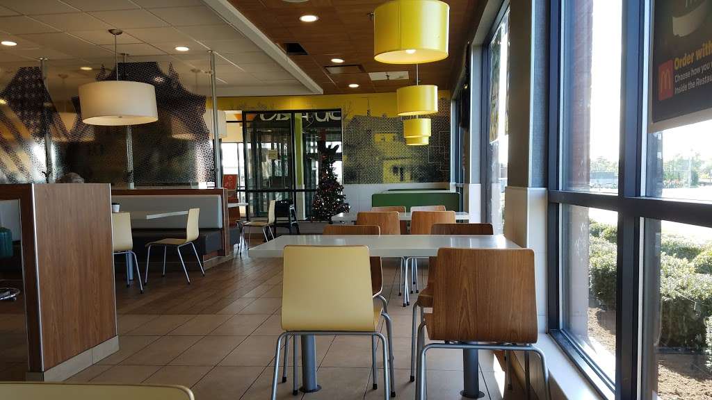 McDonalds | 520 E Baltimore St, Taneytown, MD 21787, USA | Phone: (410) 756-1326