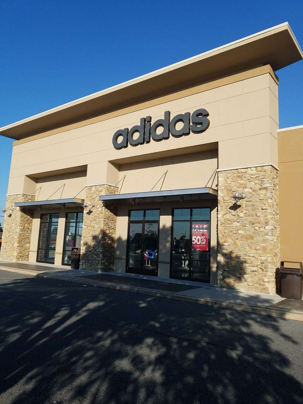 adidas Outlet | 2495 Lincoln Hwy E, Lancaster, PA 17602, USA | Phone: (717) 393-2904