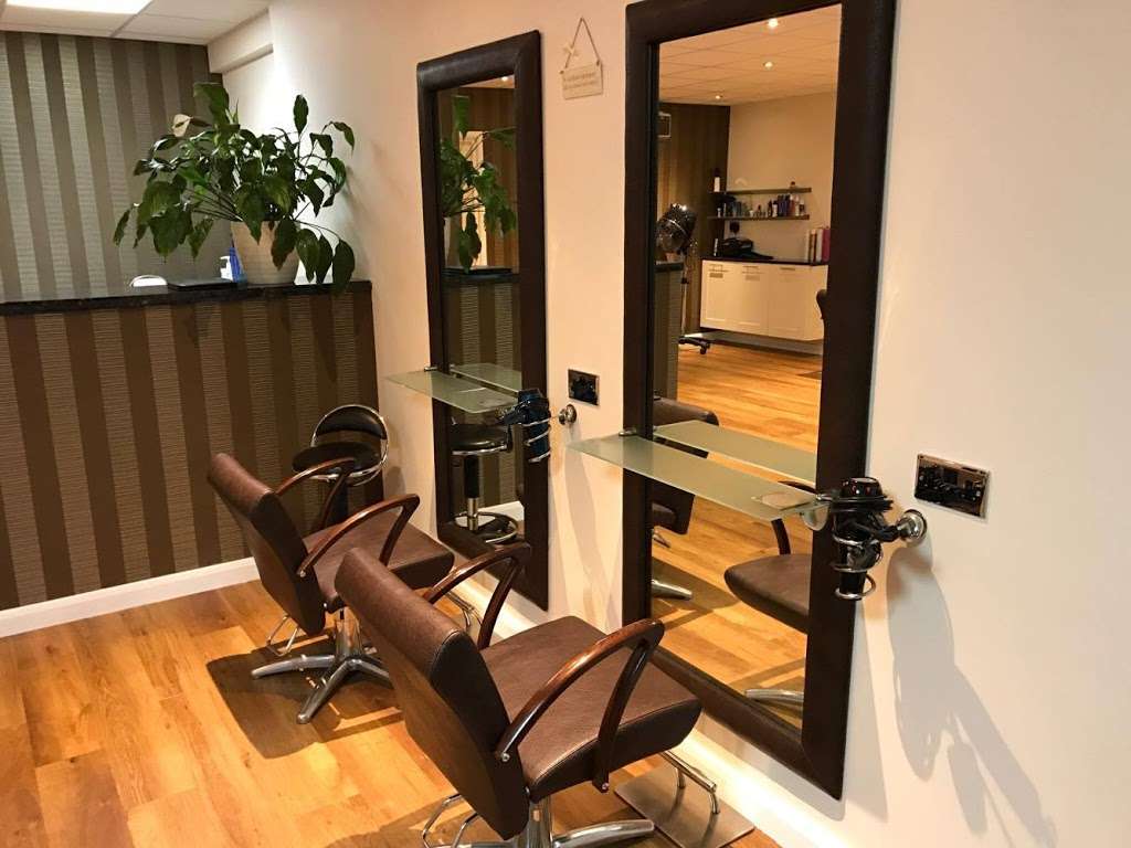 Wayne Matthews Hairdressing | 1B Derwent Rd, Tonbridge TN10 3HZ, UK | Phone: 01732 359136