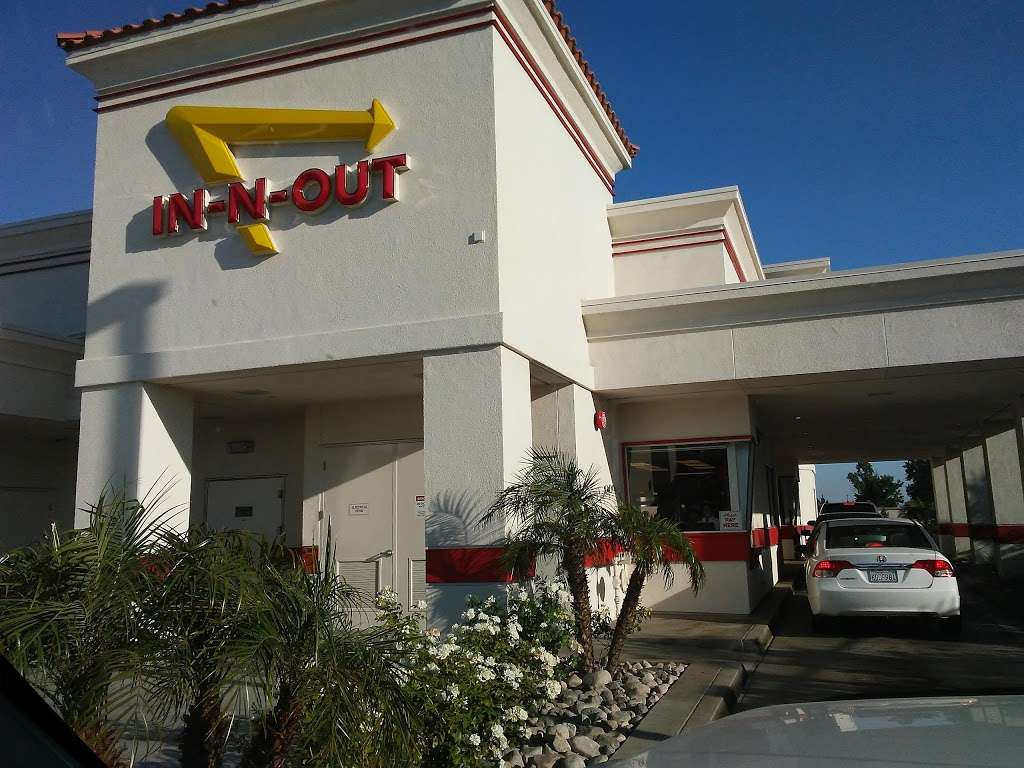 In-N-Out Burger | 108 E Easton St, Rialto, CA 92376, USA | Phone: (800) 786-1000