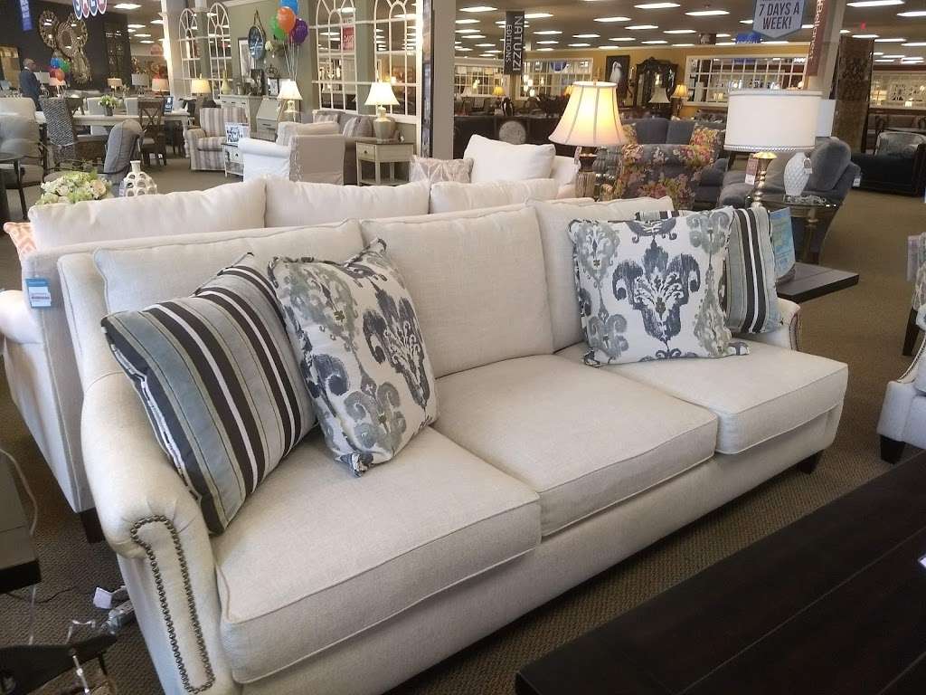 Raymour & Flanigan Furniture and Mattress Store | 1471 US Route 1 South, North Brunswick Township, NJ 08902, USA | Phone: (732) 875-4862