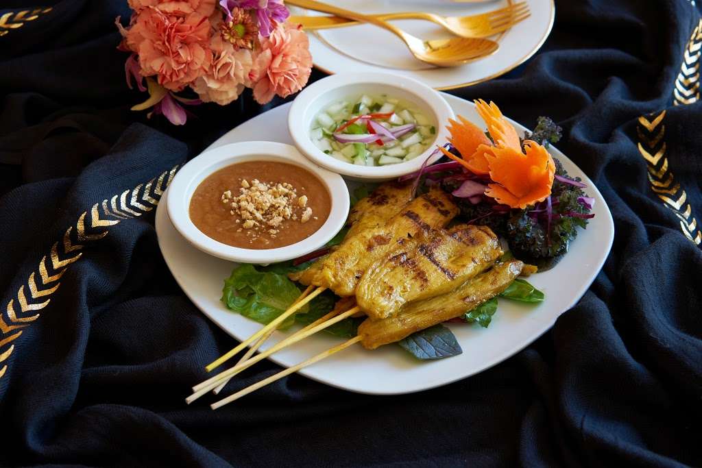 Thai Singha and Sushi | 863 N Alafaya Trail, Orlando, FL 32828, USA | Phone: (407) 382-8201