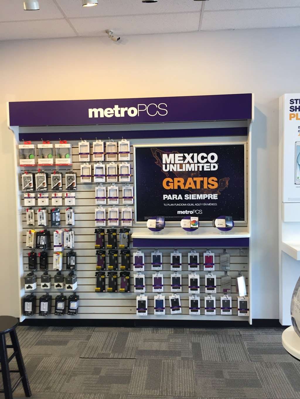 Metro by T-Mobile | 8403 Michigan Rd Ste B, Indianapolis, IN 46268, USA | Phone: (317) 672-2458