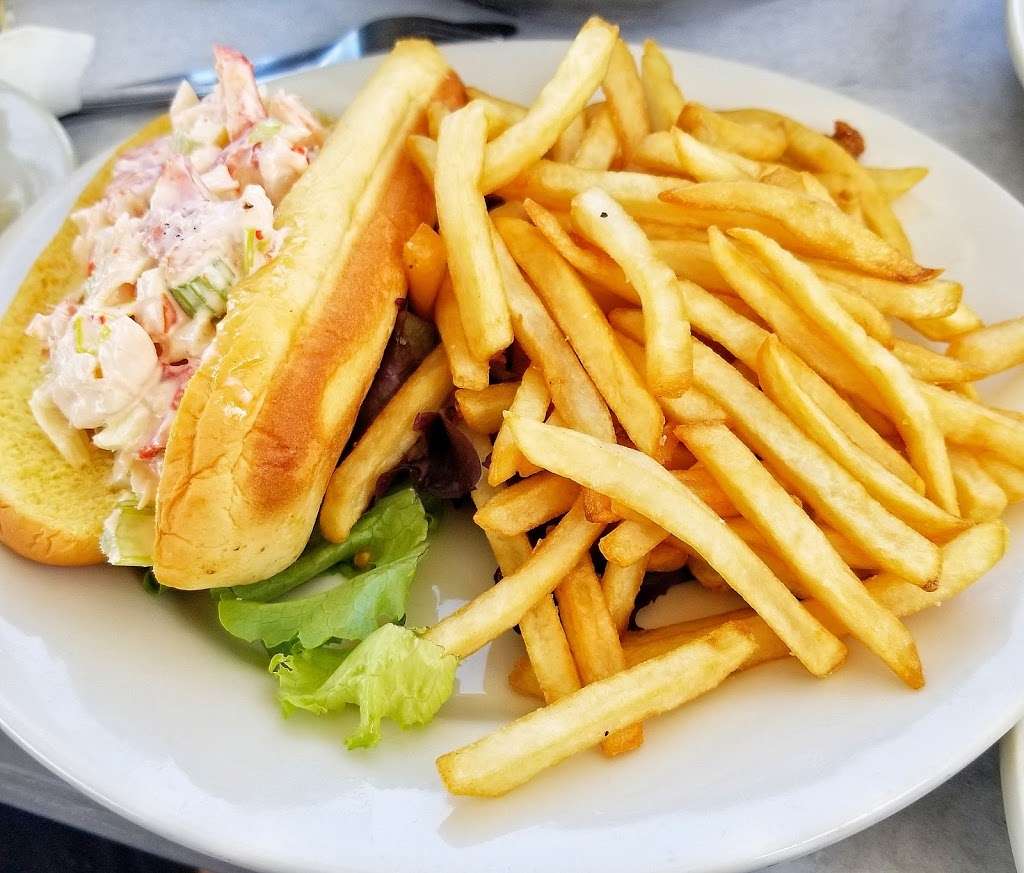 Clementes Maryland Crab House | 3939 Emmons Ave, Brooklyn, NY 11235, USA | Phone: (718) 646-7373