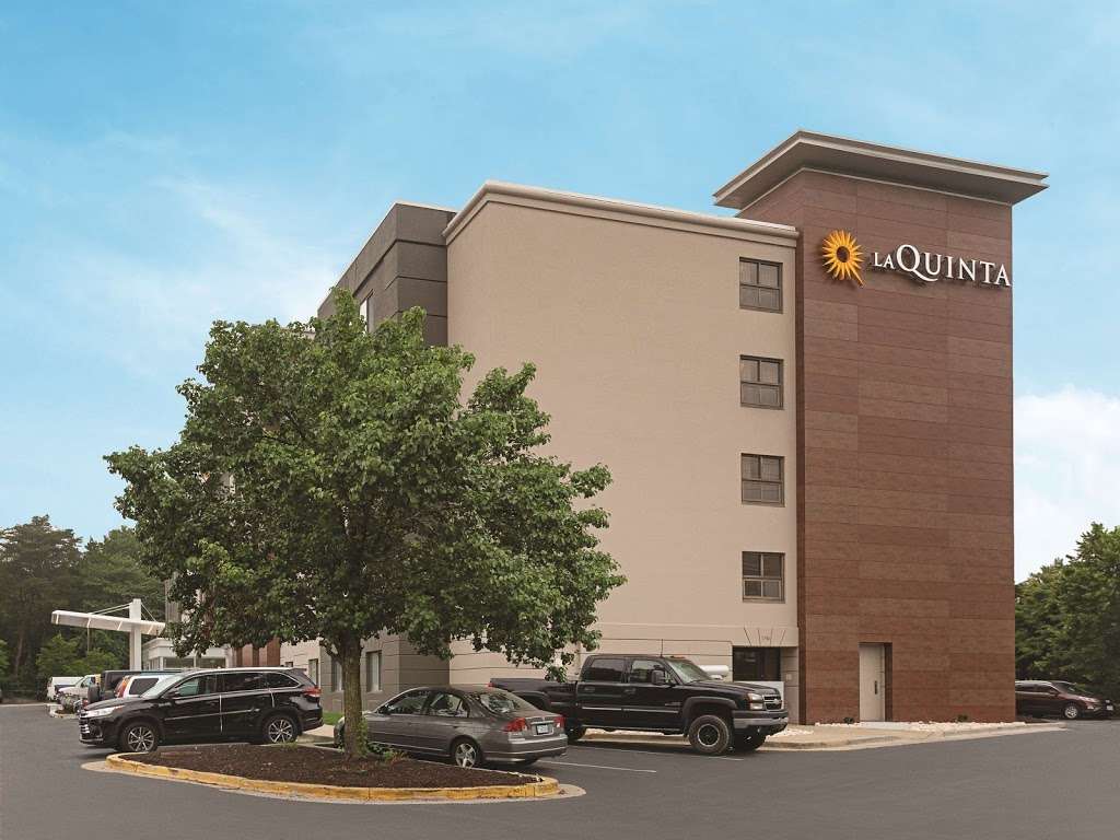 La Quinta Inn & Suites Baltimore BWI Airport | 1734 W Nursery Rd, Linthicum Heights, MD 21090, USA | Phone: (410) 859-2333