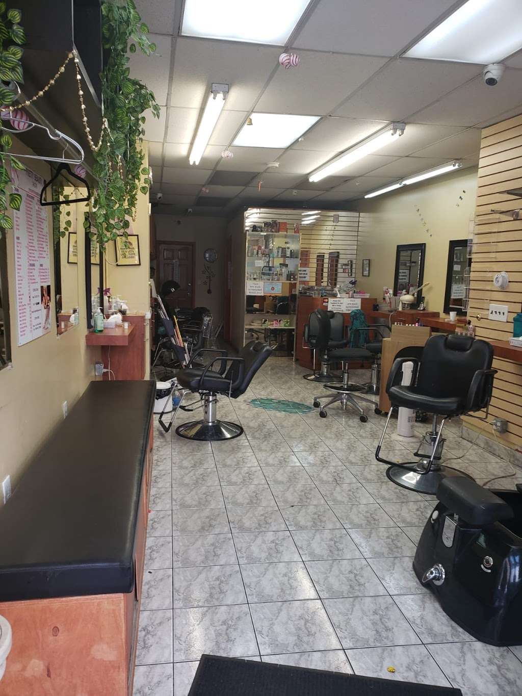 Ghazal Beauty Parlor & Boutique | 13740 Jamaica Ave, Jamaica, NY 11435, USA | Phone: (718) 297-1019