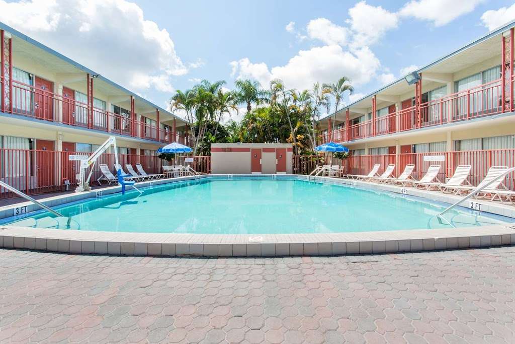 Days Inn by Wyndham West Palm Beach | 2300 45th St, West Palm Beach, FL 33407, USA | Phone: (561) 331-3153