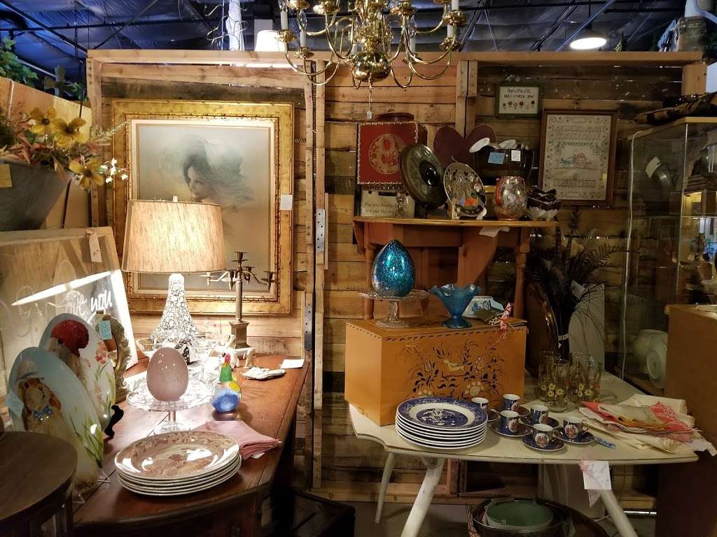 Carriage House Antiques | 11370 Hesperia Rd, Hesperia, CA 92345 | Phone: (760) 948-5577