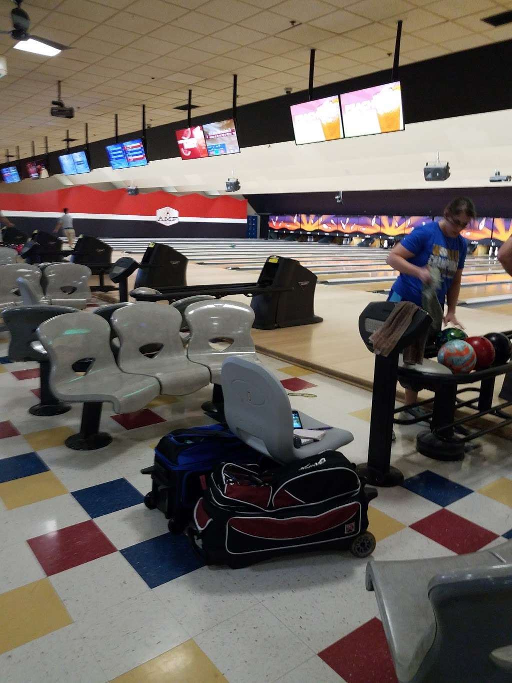 AMF Pro Bowl Lanes | 505 E 18th Ave, North Kansas City, MO 64116, USA | Phone: (816) 221-8844