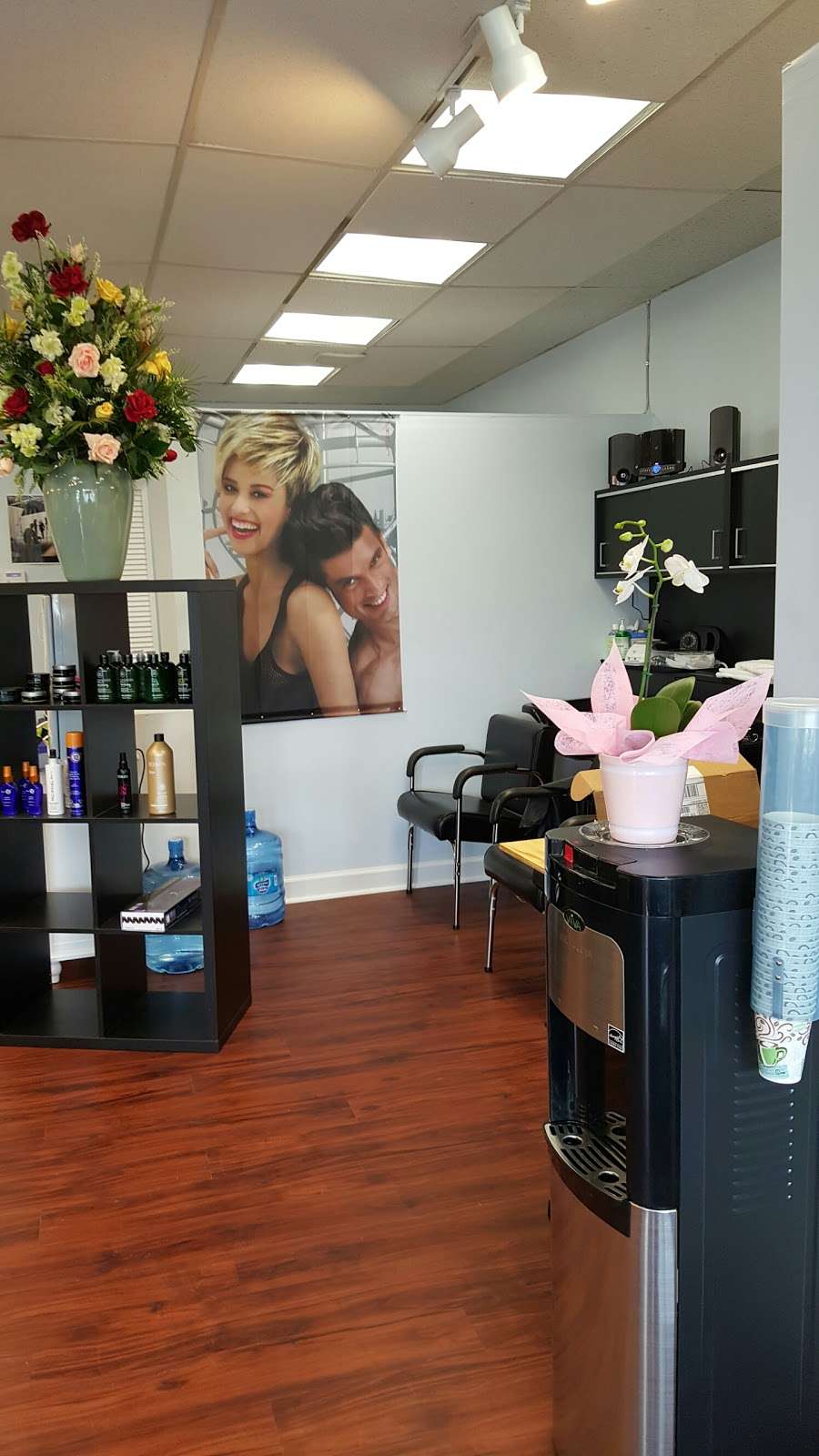 Youngs Main Hair Salon | 10016 Main Street, Fairfax, VA 22031, USA | Phone: (703) 273-1050