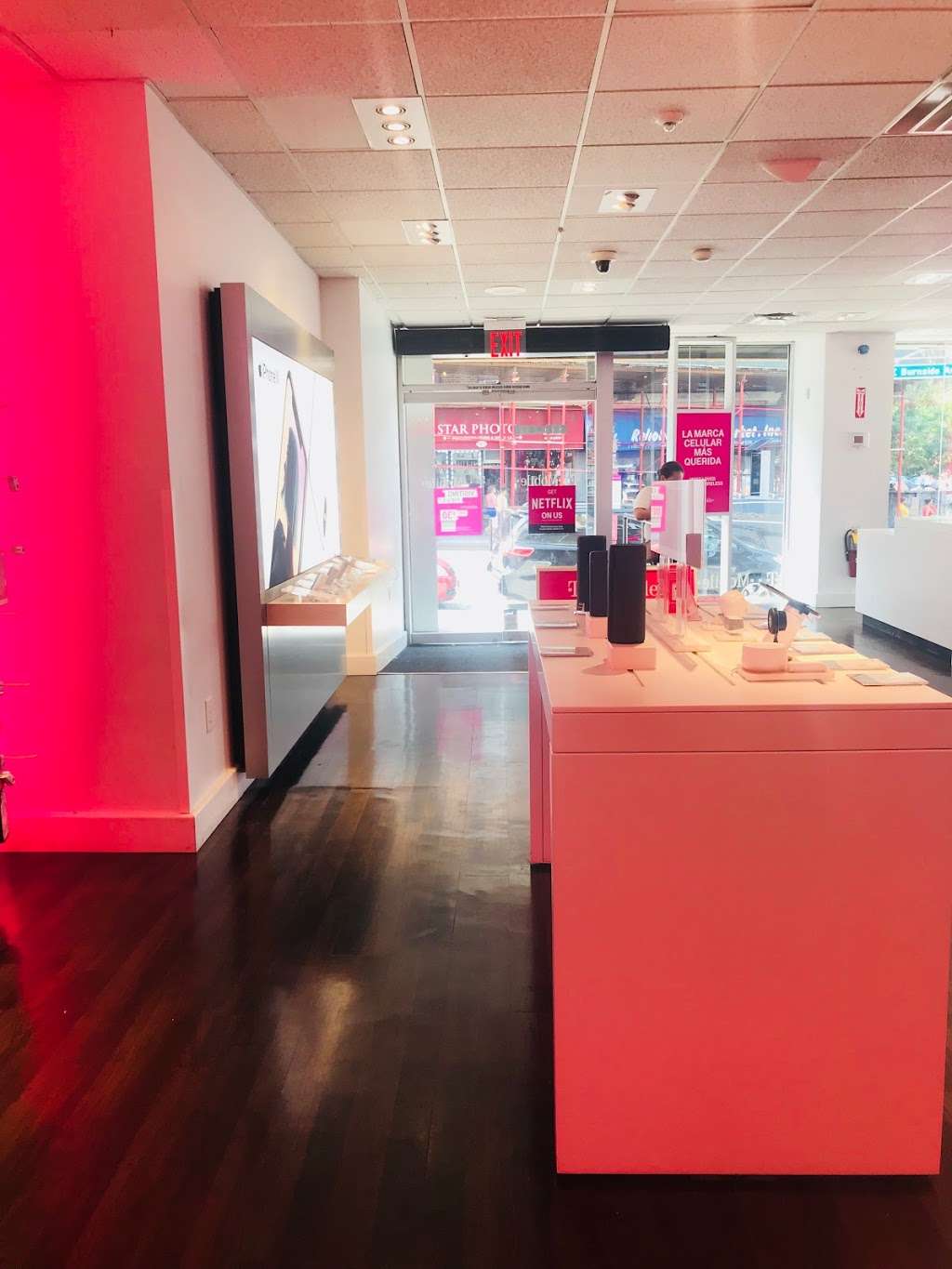 T-Mobile | 101 E Burnside Ave, The Bronx, NY 10453 | Phone: (718) 365-3510