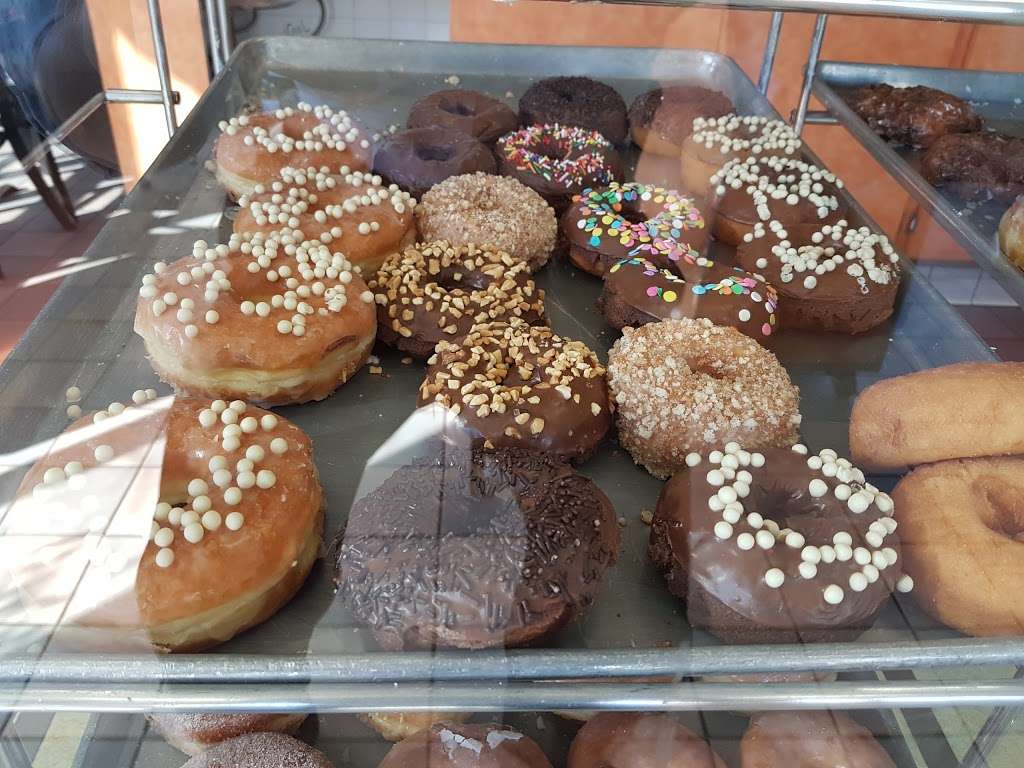 Donut Express | 425 E Imperial Hwy A, Los Angeles, CA 90061, USA | Phone: (323) 920-4229
