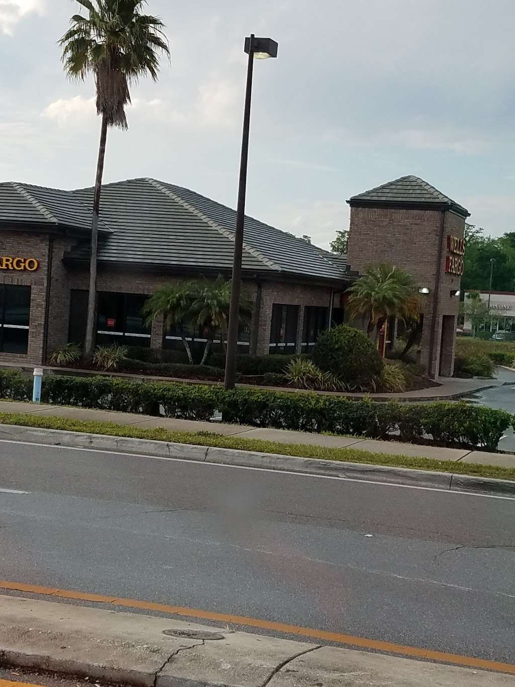 Wells Fargo Bank | 2400 S Chickasaw Trail, Orlando, FL 32825, USA | Phone: (407) 384-0057