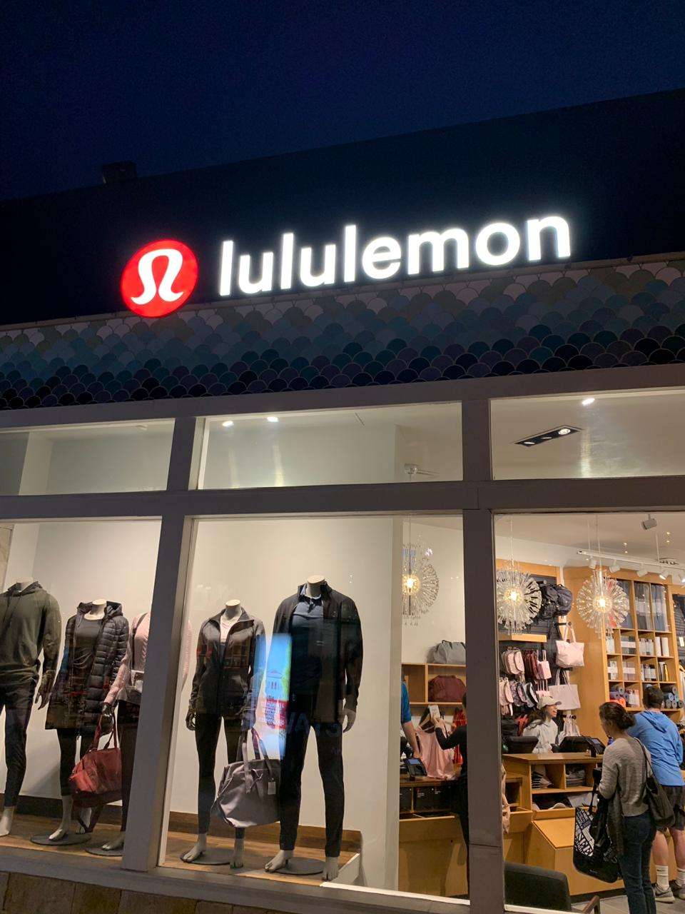 lululemon | 1620 Redwood Hwy D019, Corte Madera, CA 94925, USA | Phone: (415) 927-2891