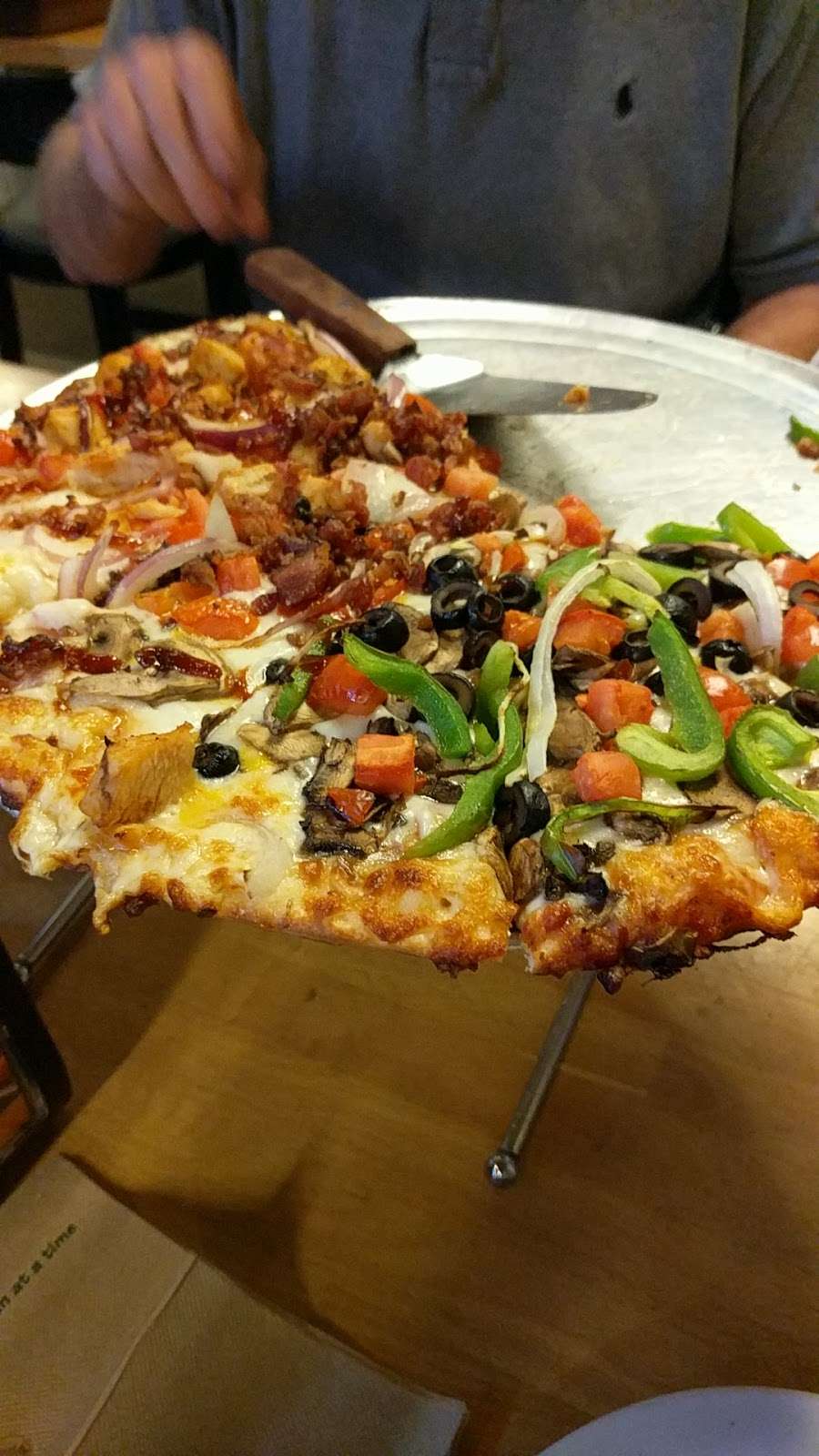 Round Table Pizza-Wings-Brew | 3776 Fallon Rd, Dublin, CA 94568, USA | Phone: (925) 833-7800