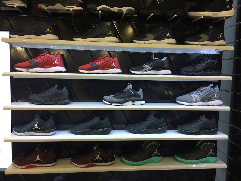 Shoe Palace | 5150 E Kings Canyon Rd, Fresno, CA 93727, USA | Phone: (559) 458-0805