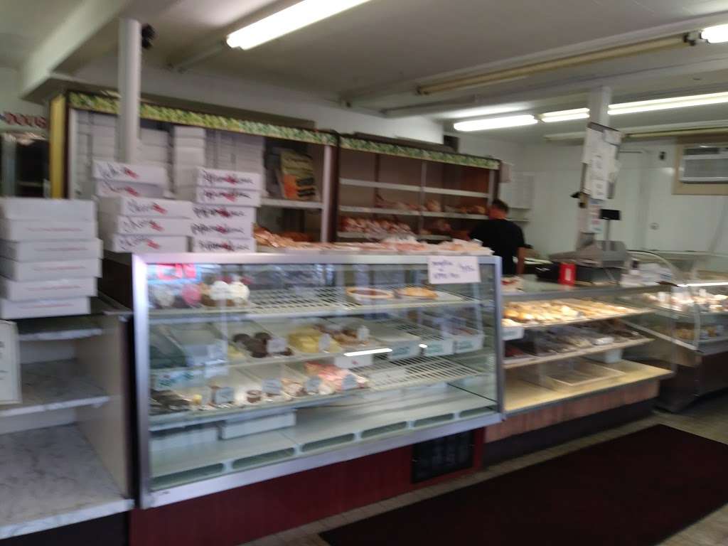 Crugnale Bakery | 237 Newman Ave, Rumford, RI 02916, USA | Phone: (401) 435-3037