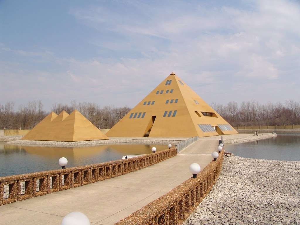 Gold Pyramid House | 37921 N Dilleys Rd, Wadsworth, IL 60083, USA | Phone: (847) 244-7777