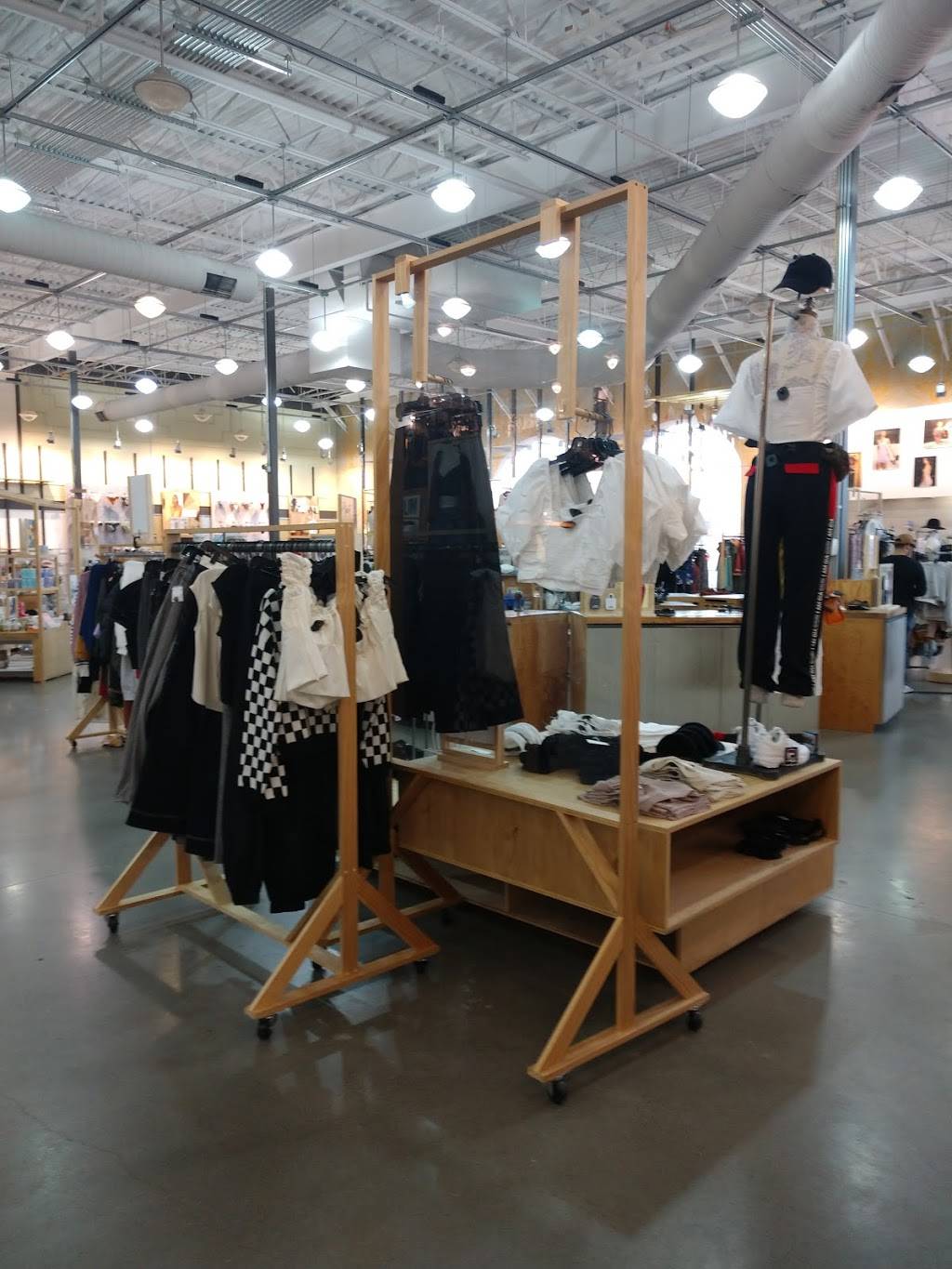 Urban Outfitters | 320 Summit Blvd #100, Birmingham, AL 35243, USA | Phone: (205) 262-2976