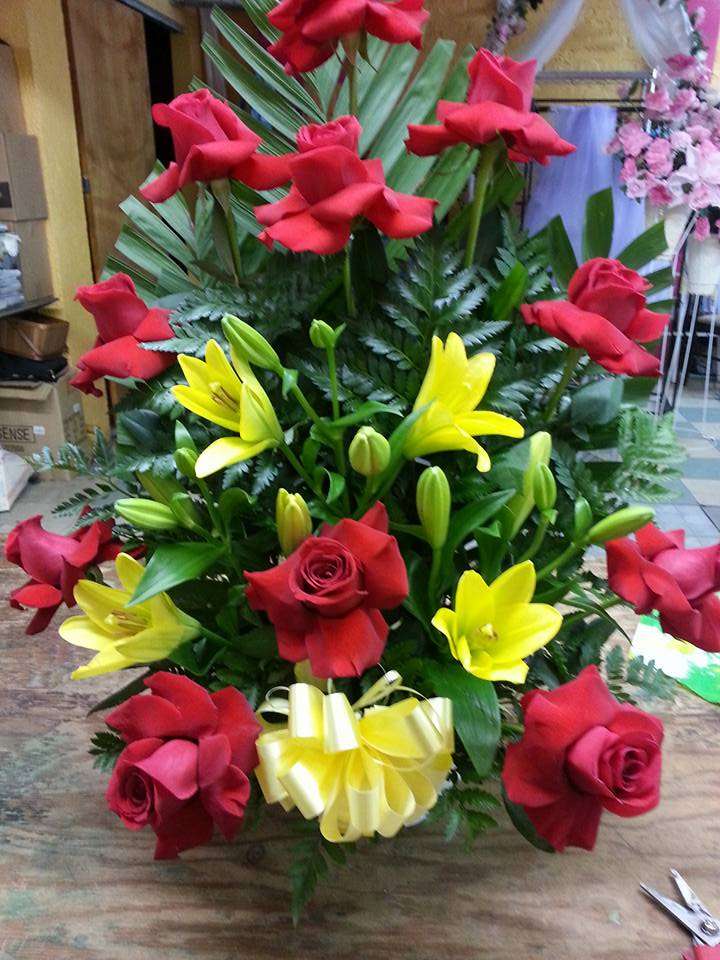 Mi Casa Flowers & Party Events | 2441 W Armitage Ave, Chicago, IL 60647, USA | Phone: (773) 384-5598