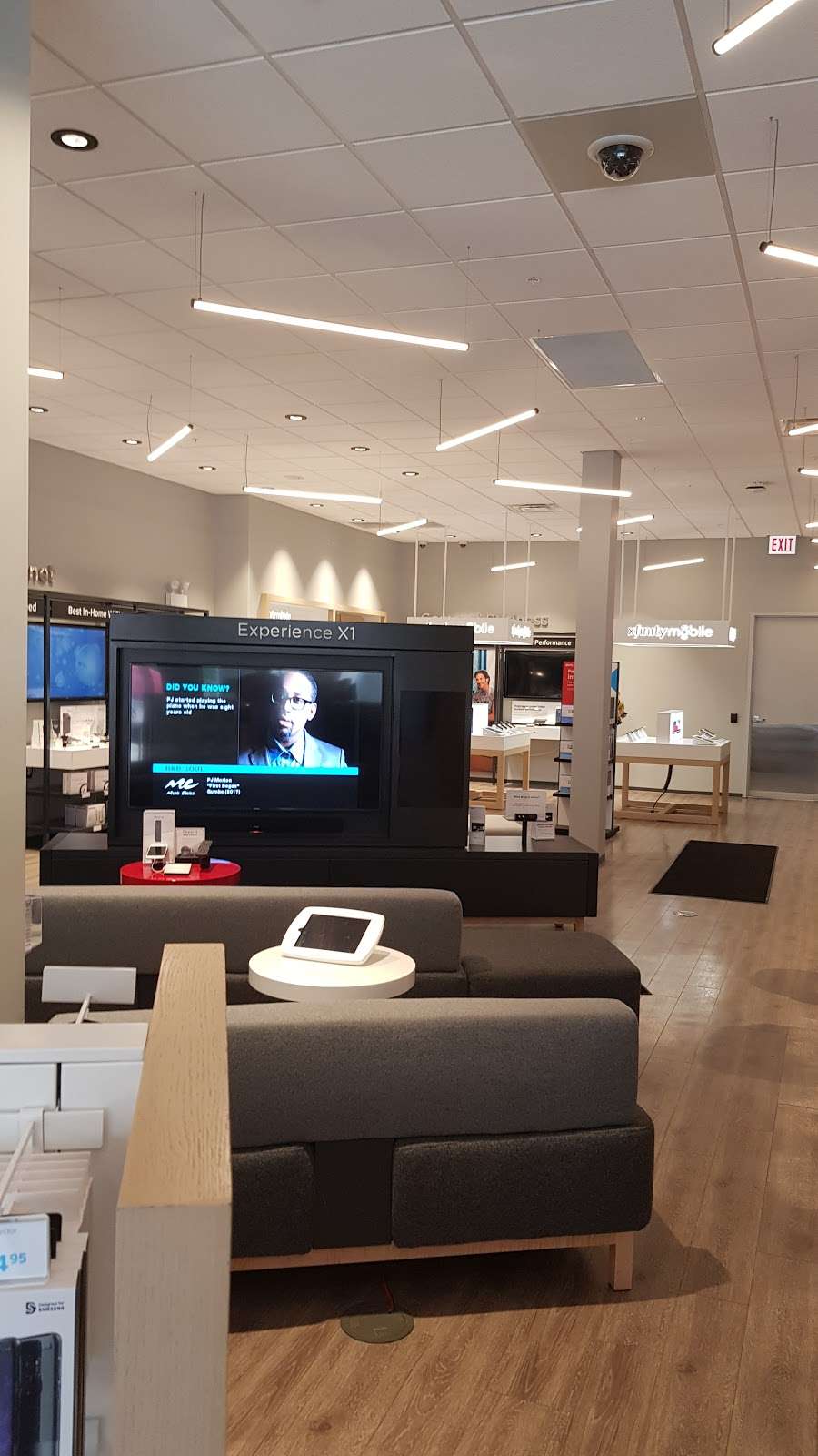 Xfinity Store by Comcast | 3128 N Ashland Ave, Chicago, IL 60657, USA | Phone: (800) 266-2278