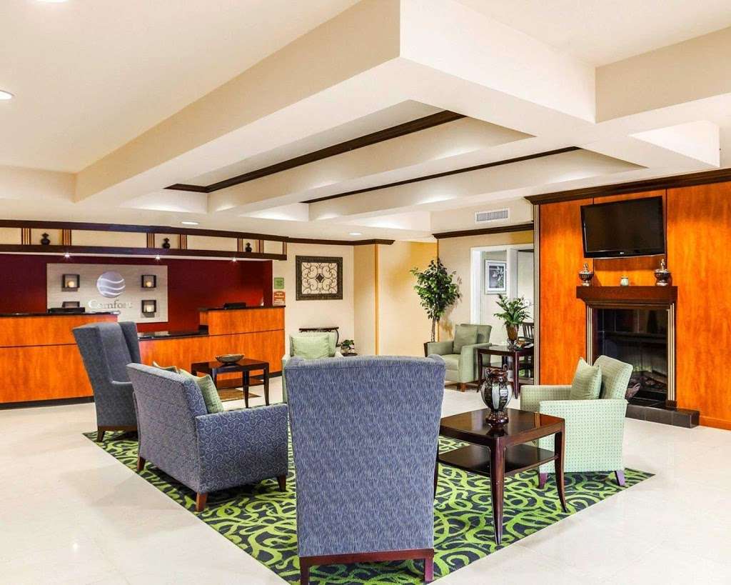 Comfort Inn Kansas City / Airport | 11100 N Ambassador Dr, Kansas City, MO 64153, USA | Phone: (816) 569-2500