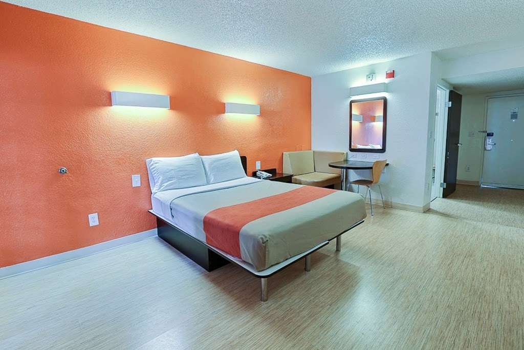 Motel 6 Dallas - Addison | 4325 Belt Line Rd, Addison, TX 75001, USA | Phone: (972) 386-4577