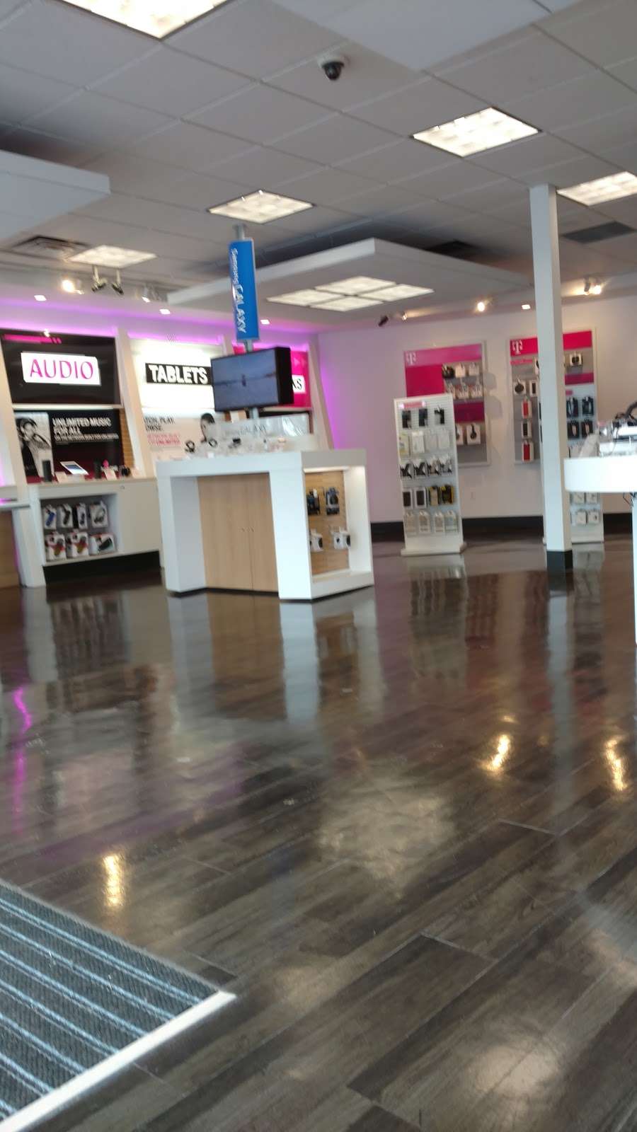 T-Mobile | 636 NJ-17, Paramus, NJ 07652, USA | Phone: (201) 447-7000