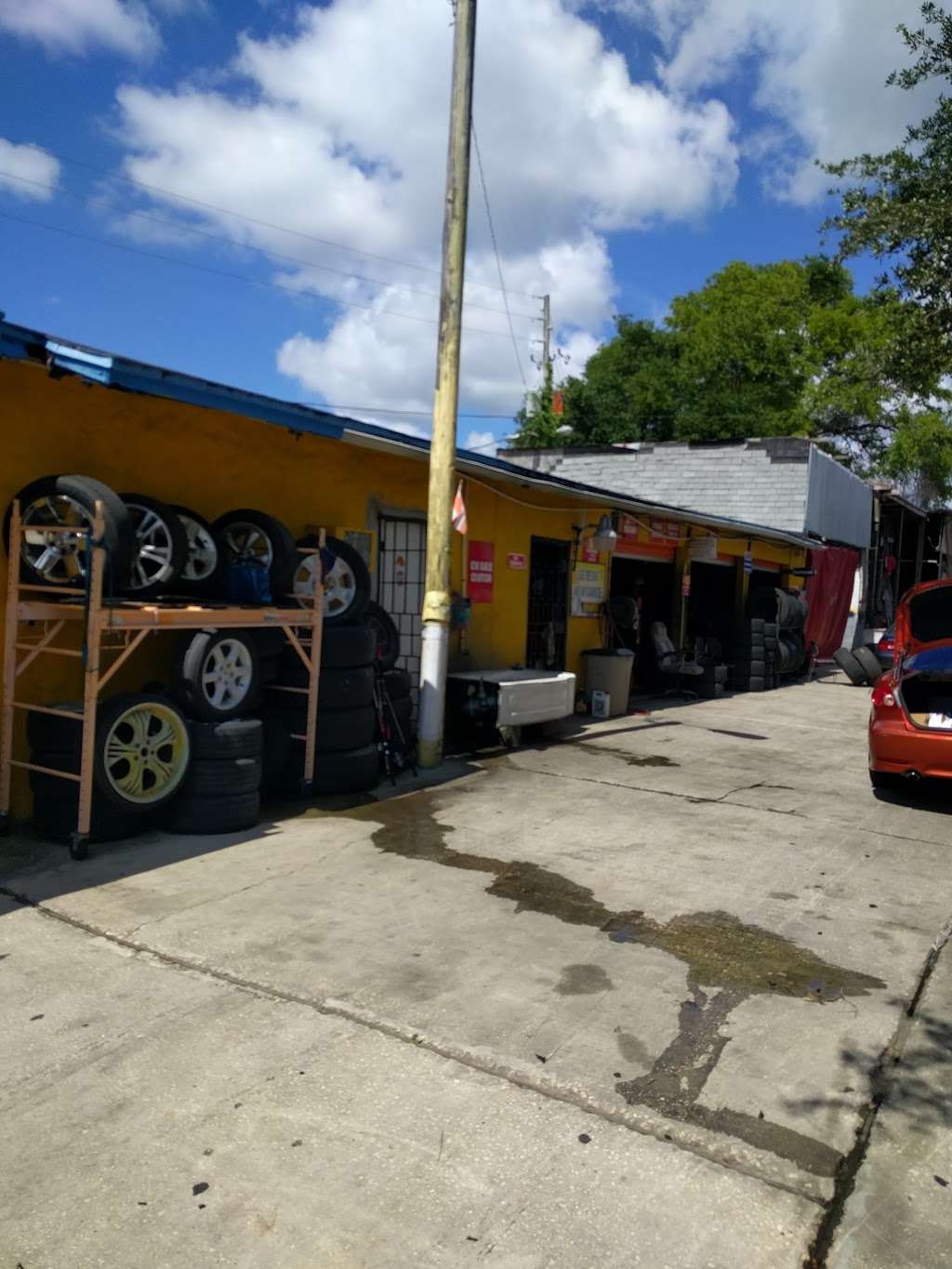 El Compay Tire & Shop,LLC | 5300 N Pine Hills Rd, Orlando, FL 32808 | Phone: (407) 521-1899