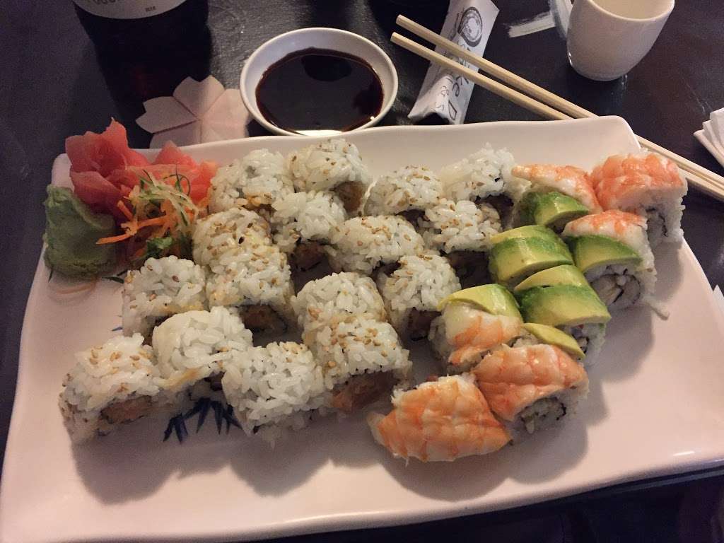 Lake Dora Sushi & Sake | 227 E Main St, Tavares, FL 32778 | Phone: (352) 343-6313