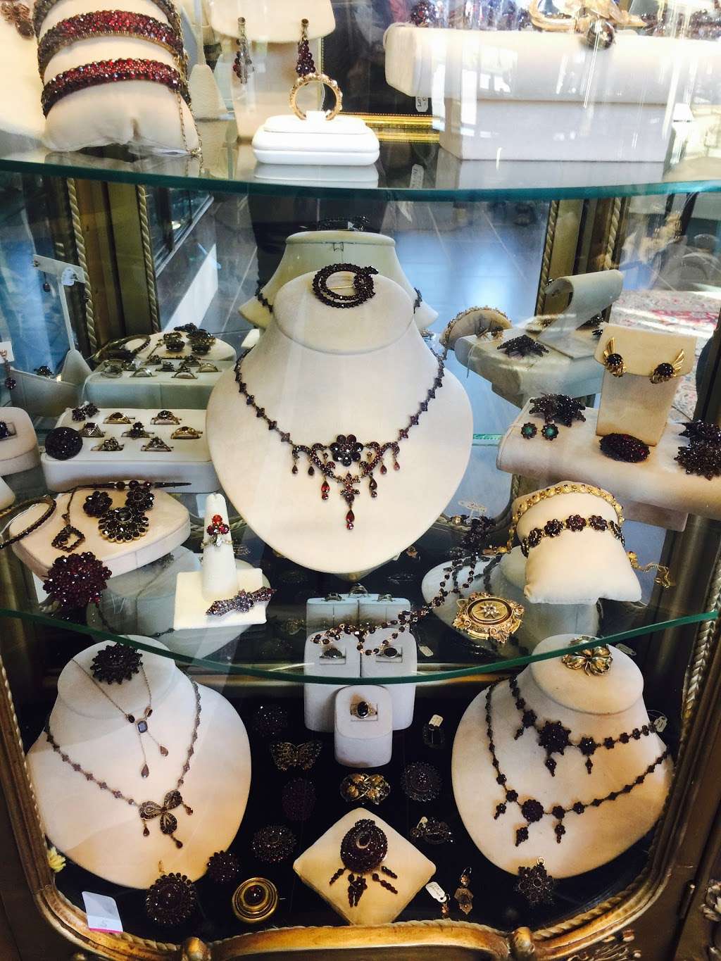 Lori Mesa Antiques & Fine Jewelry | 134 E St Charles Rd, Lombard, IL 60148, USA | Phone: (630) 889-9383