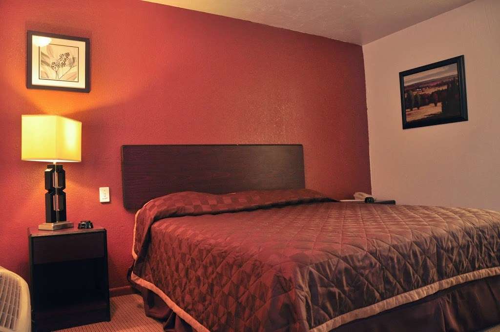 Luxury Inn | 5606 S R L Thornton Fwy, Dallas, TX 75232, USA | Phone: (214) 371-0727