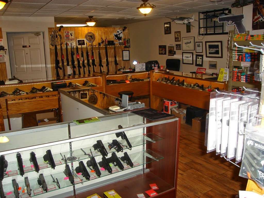 Cliffs Guns | 193 Baldwin St, Sharon, WI 53585, USA | Phone: (262) 736-4545