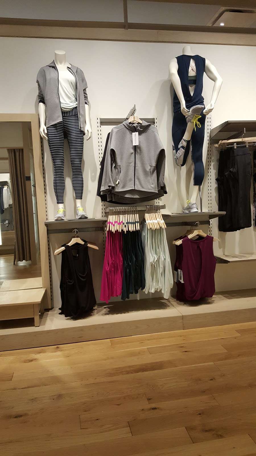 Athleta | 400 Commons Way #261, Bridgewater, NJ 08807 | Phone: (908) 252-1018