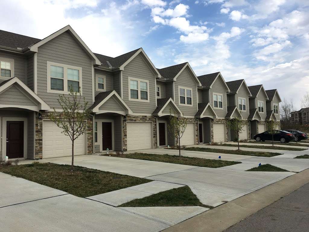 Summit Crossing Apartments & Townhomes | 14500 Bannister Rd, Kansas City, MO 64139, USA | Phone: (816) 525-0090