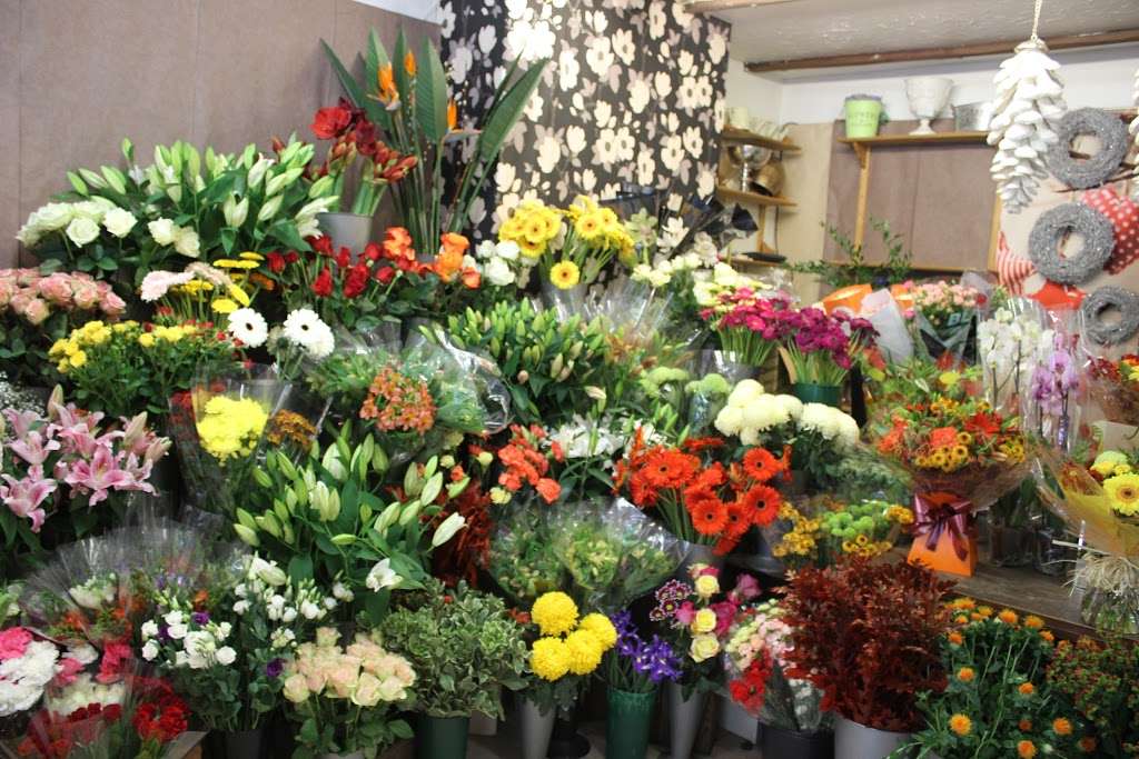 Suzzies Florist | 56 Great North Rd, Welwyn AL6 0TA, UK | Phone: 01438 718530