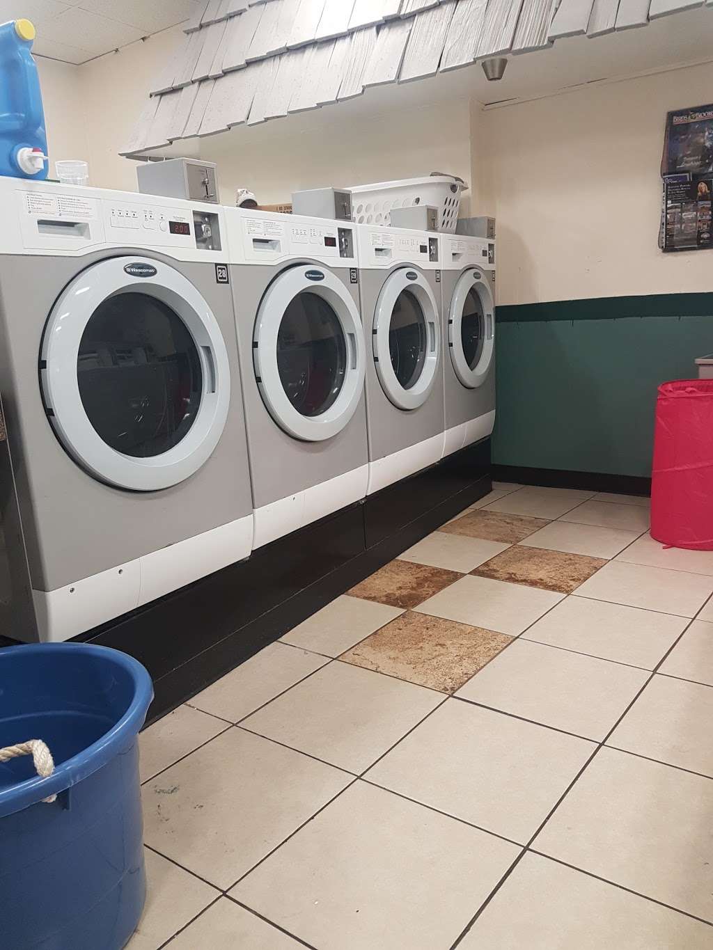 Greenfield Quick Wash Laundromat | 6835 W Layton Ave, Milwaukee, WI 53220, USA | Phone: (414) 727-9205