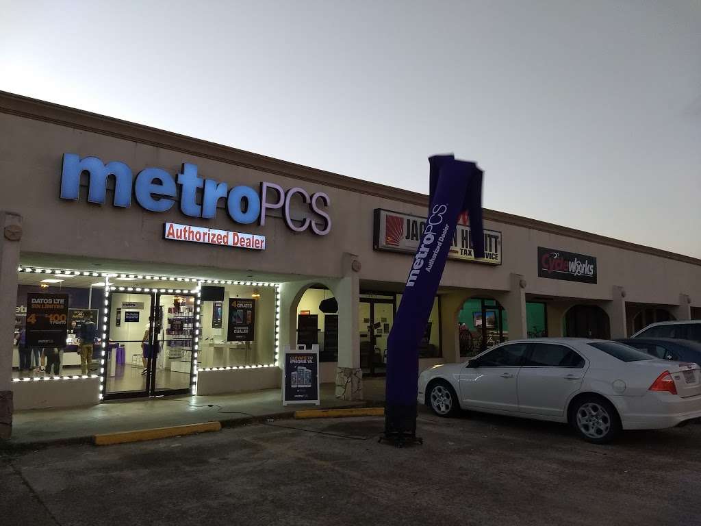 Metro by T-Mobile | 108 Dixie Dr #2, Clute, TX 77531, USA | Phone: (979) 266-9574