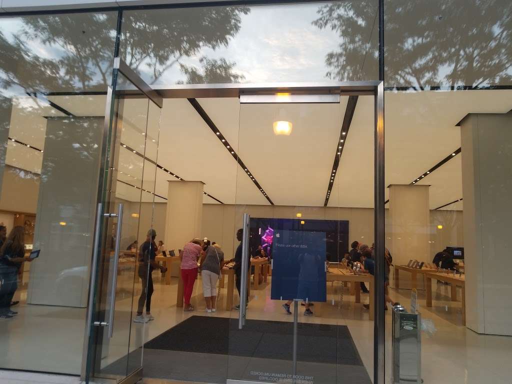 Apple Clarendon | 2700 Clarendon Blvd, Arlington, VA 22201, USA | Phone: (703) 236-7970