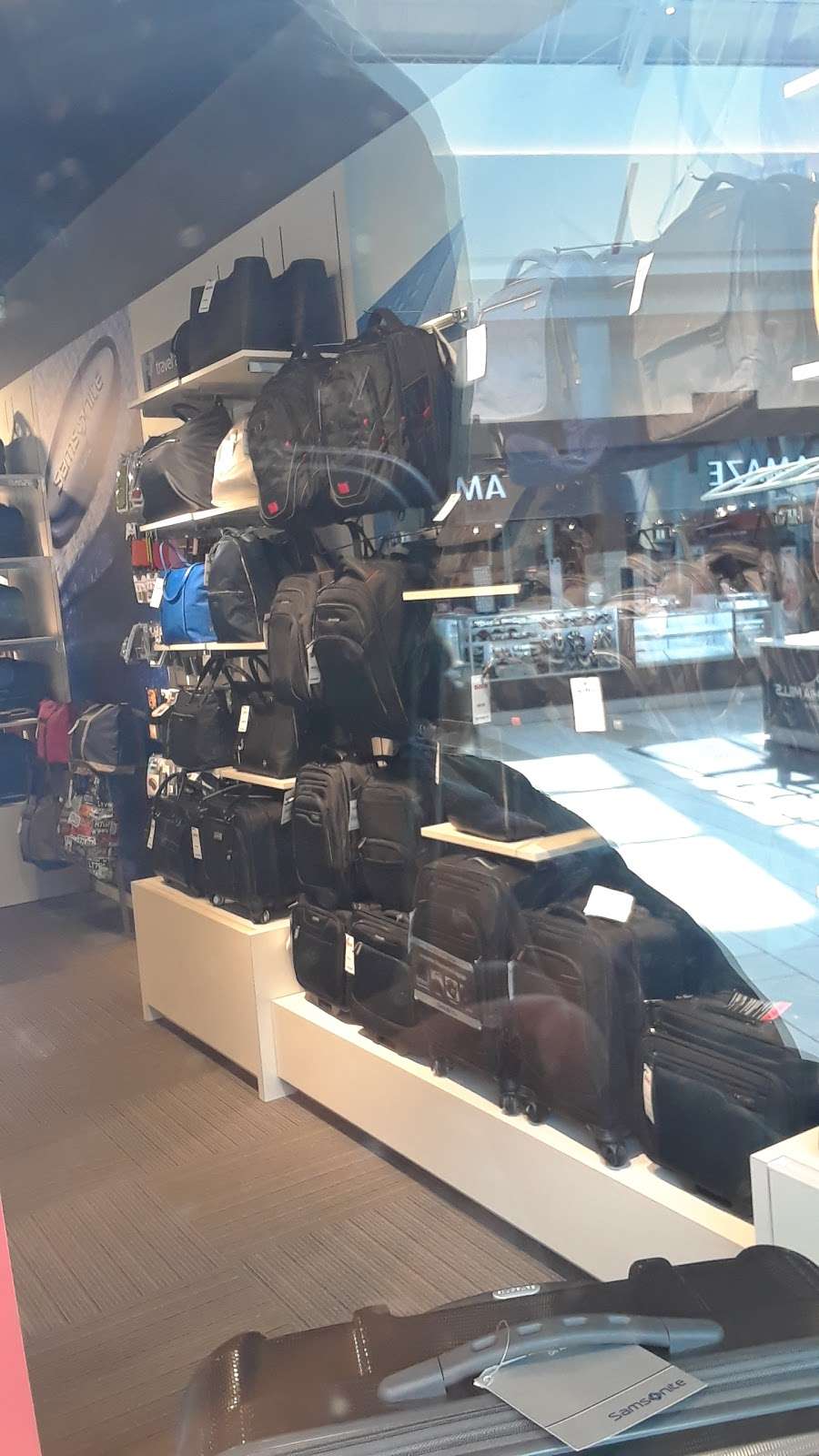 Samsonite | 1562 Franklin Mills Cir, Philadelphia, PA 19154, USA | Phone: (215) 637-4868